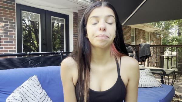 AriaNicoleXXX - Allergy Season Sneezing and Nose Blowing 4K [4K 2160P]  