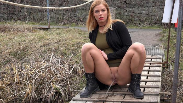 Chrissy Fox [Chrissy Is Desperate] [FullHD] Got2pee - Peeing outdoors and in public caught on camera - Peeing outdoors and in public caught on camera