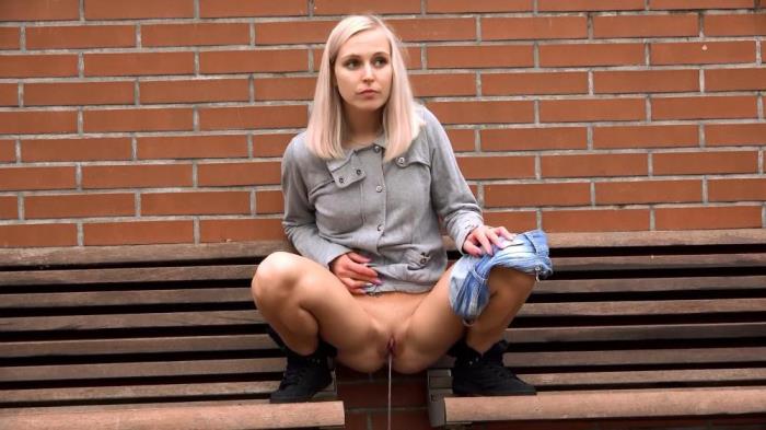 Amateur [Blonde On Wood] [FullHD] Got2pee - Peeing outdoors and in public caught on camera