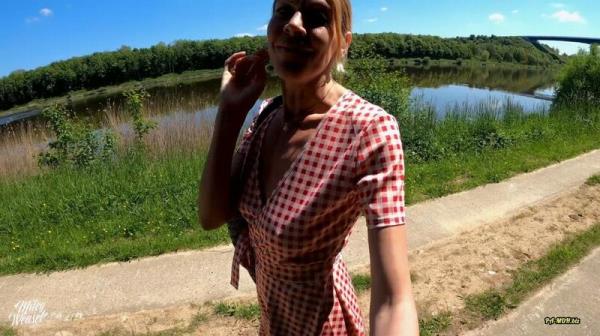 Miley-Weasel - Geile Blondine Mit Plug Im Arsch Besorgt Es Sich Am Kanal [FullHD 1080P]  - MyDirtyHobby