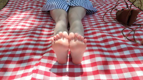 TheTinyFeetTreat - Backyard Picnic - Shoe Play and Bare Feet [FullHD 1080P]  
