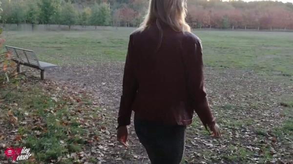 Miley-Weasel - WOW - Versaute Schlampe - Arschfick im Park [FullHD 1080P]  - MyDirtyHobby