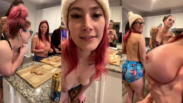 Stella Skye - Baking Gingerbread Cookies With @SexyStellaSkye, @JoslynJane, @RockyEmerson & @AlexisFawx [HD 720P]  - OnlyFans