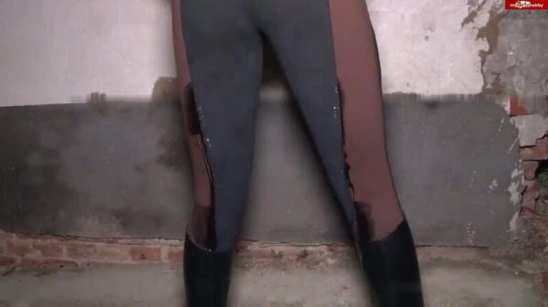 SinaVelvet - Im Reitoutfit angepisst [HD 720P]  - MyDirtyHobby