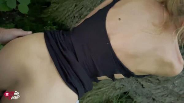 Miley-Weasel - Geile Pussybesamung am Strassenrand [FullHD 1080P]  - MyDirtyHobby