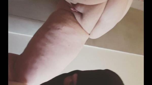 MaskedMomWife - BBW Milf Pisst Und Wird Sauber Geleckt [FullHD 1080P]  - MyDirtyHobby