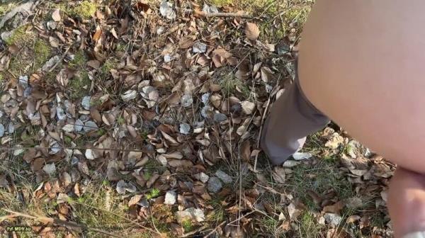 LeahSnuSnu - Ich wollte es unbedingt drau?en - Beim Wald Fick fast erwischt [FullHD 1080P]  - MyDirtyHobby