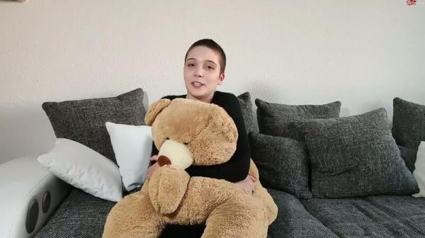 LinaLynn - Hallo, ich bin Lina, 18 und das ist das erste Mal, dass ich mein Gesich... [FullHD 1080P]  - MyDirtyHobby