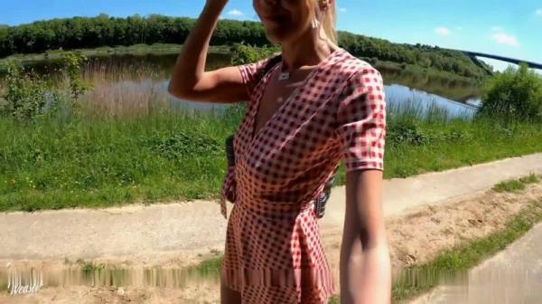 Miley-Weasel - Geile Blondine mit Plug im Hintern treibt es am Kanal [HD 720P]  - MyDirtyHobby