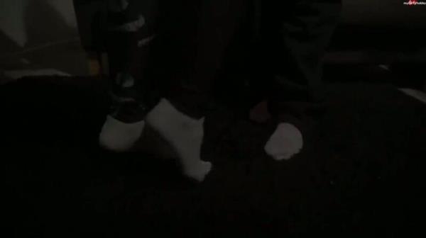 Tobey_for_real - Alice und Emma - Wei?e Socken und barfu? - Posieren und Massage [HD 720P]  - MyDirtyHobby