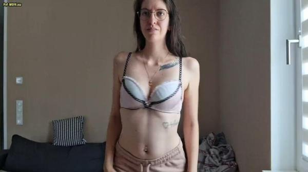 Sofia-Bloom - Was hab ich getan - Meine Bruste komplett nackt im Internet [FullHD 1080P]  - MyDirtyHobby