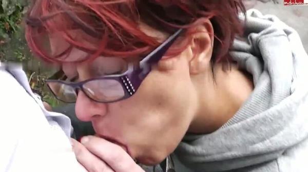 Popp-Sylvie - Samenschlucken auf der Stadtmauer [HD 720P]  - MyDirtyHobby