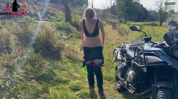 Bikergirl_97 - Hei?e Mini Pisse auf Motorradtour [FullHD 1080P]  - MyDirtyHobby