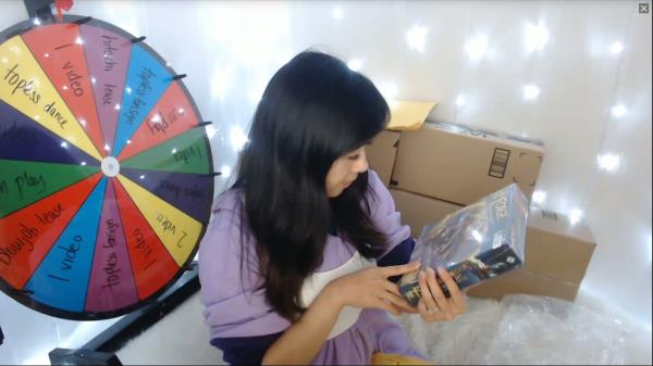 Kaedia Lang - Belated Christmas Present Opening Stream [FullHD 1080P]  