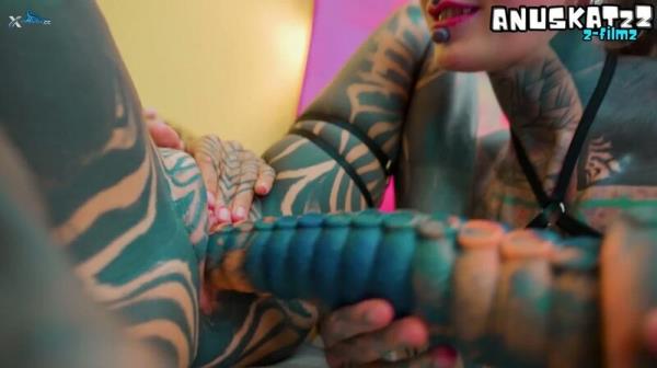 Anuskatzz - 2 Schlampen spielen anal mit wilden alien Dildos - Trinity_Eclectic [FullHD 1080P]  - MyDirtyHobby