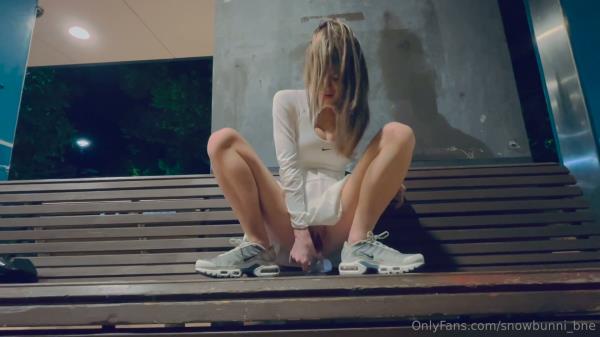 SnowBunni_bne Gets A Facial Finish Outdoors [FullHD 1080P]  