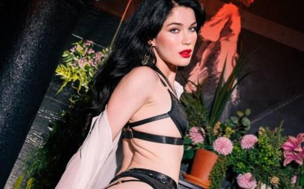 Evelyn Claire - Black Iris [FullHD 1080P]  - PlayboyPlus