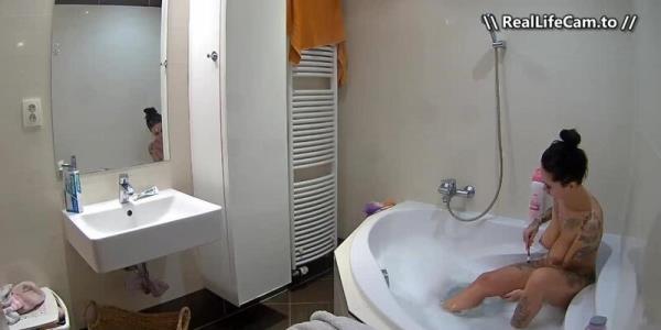 Reallifecam - Linda Wash And Shave Her Pussy In Bathub 20.06.2026 [SD 532P]  